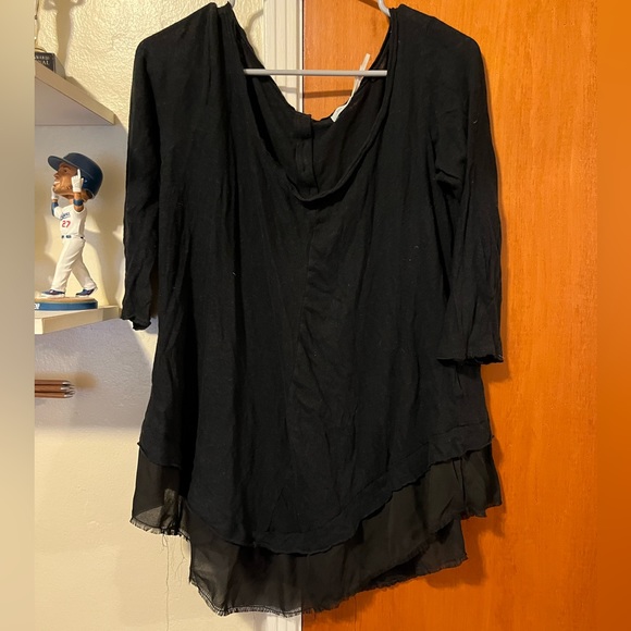 Kimchi Blue mid sleeve top with button detail down the back - Picture 2 of 3